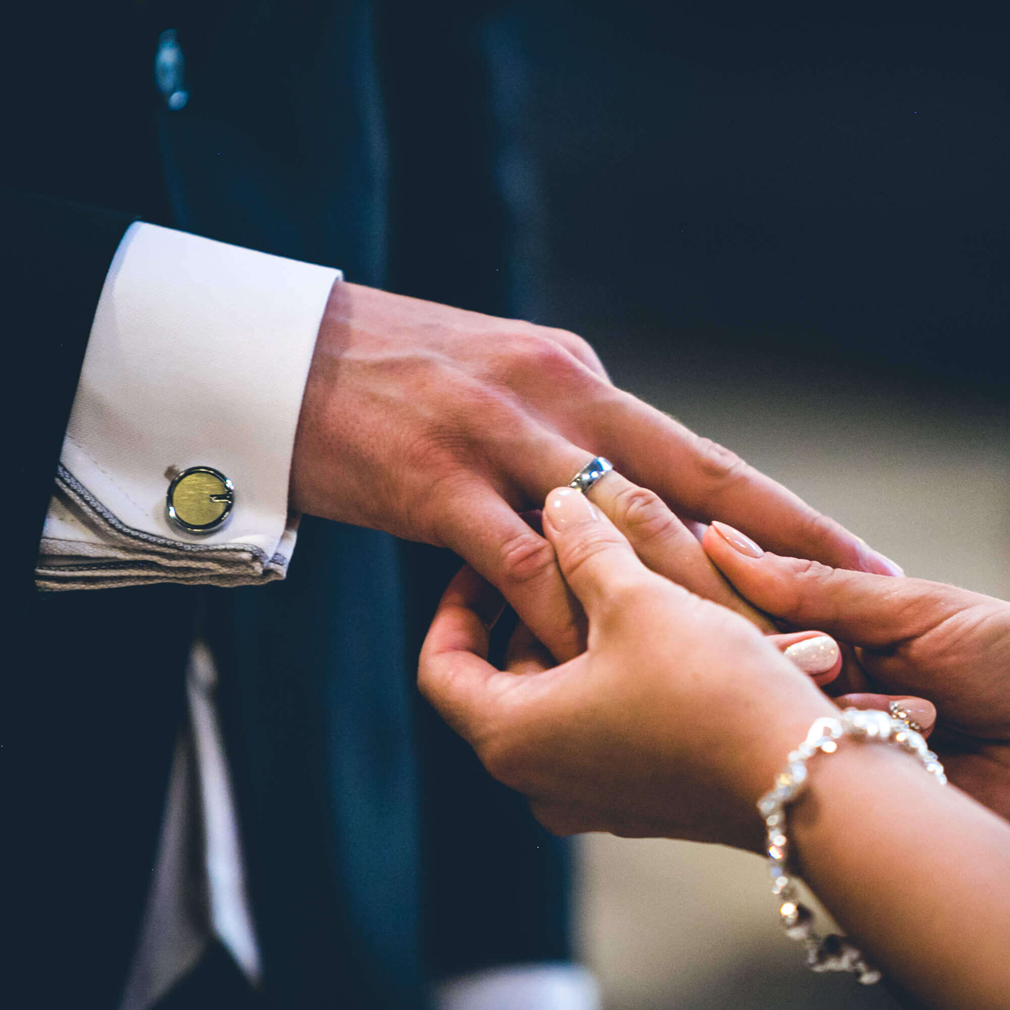Esküvő fotózás során készült esküvő fotó. Judit gyűrűt húz Tamás ujjára.