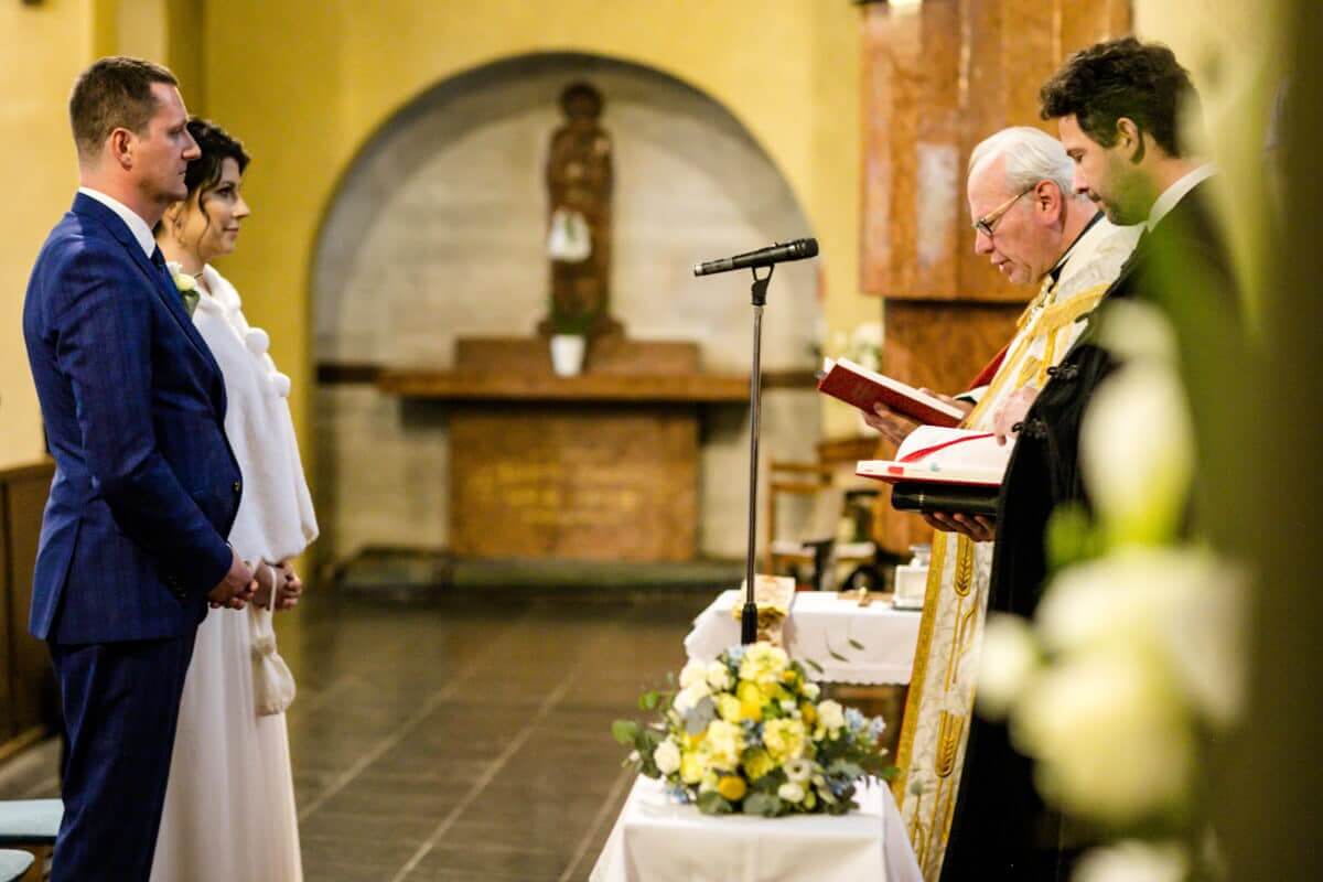 Esküvő fotózás során készült kép Mártiról és Marciról esküvő közben.
