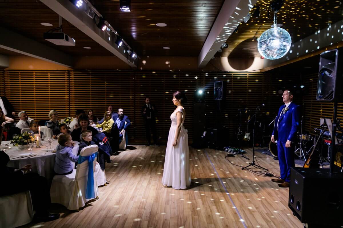 Esküvő fotózás során készült kép Mártiról és Marciórl tánc közben.