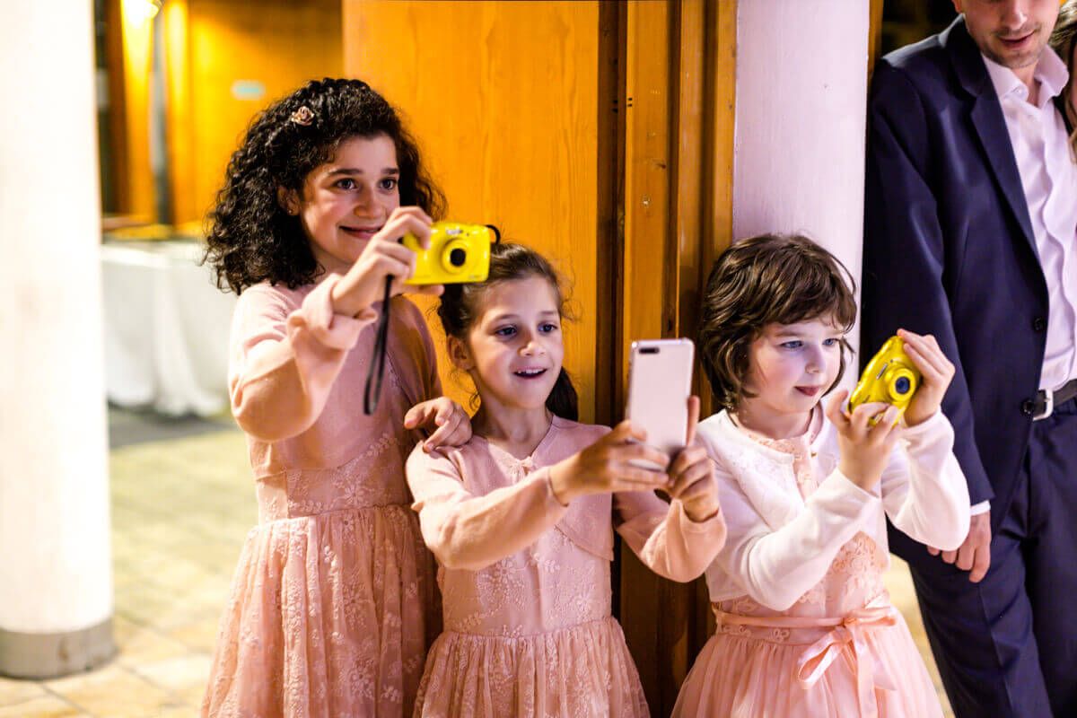 Esküvő fotózás során készült kép, amikor a gyerekek fotóznak.