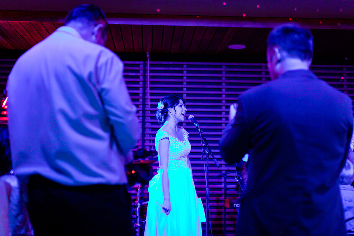 Esküvő fotózás során készült kép Mártiról éneklés közben.