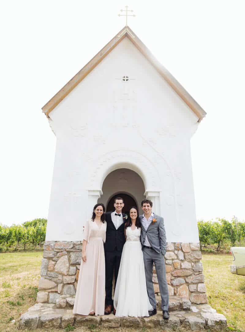 Esküvő fotózás során készült fotó Nóriról, Zoliról és a tanúkról.