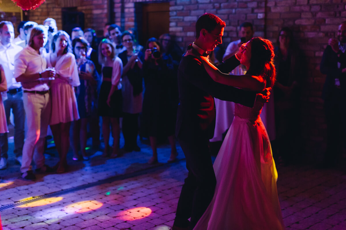 Esküvő fotózás során készült kép Nóriról és Zoliról táncolás közben.
