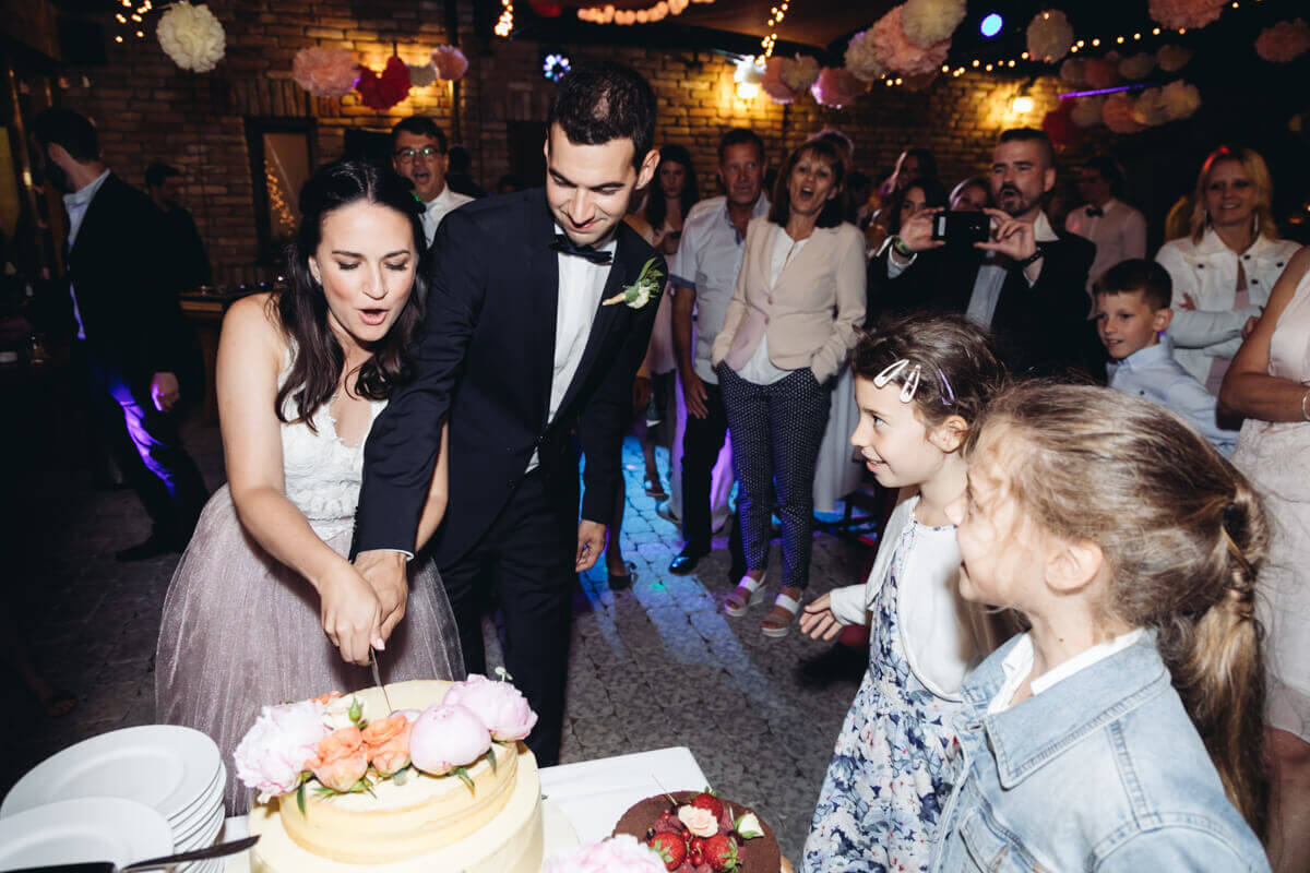 Esküvő fotózás közben készített kép, amikor Nóri és Zoli felvágja a tortát.