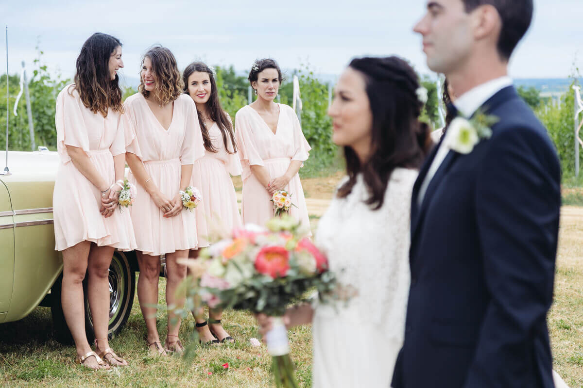 Esküvő fotózás során készült kép a koszorúslányokról.