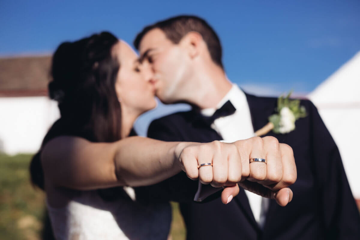 Esküvő fotózás során készült fotó Nóriról és Zoliról, kezükön a gyűrű.