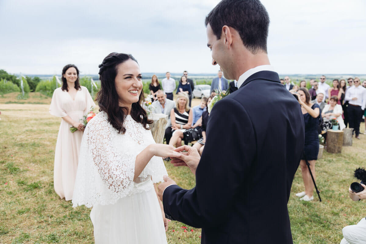 Esküvő fotózás során készült kép Nóriról és Zoliról a szertartás közben.