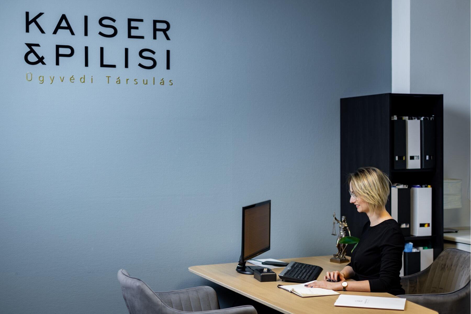 A Kaiser & Pilisi Ügyvéd Társulás image fotózása az irodában.